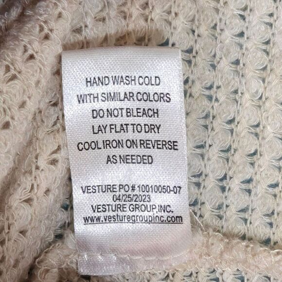 NWOT! Lightweight Knit Top - Picture 12 of 14